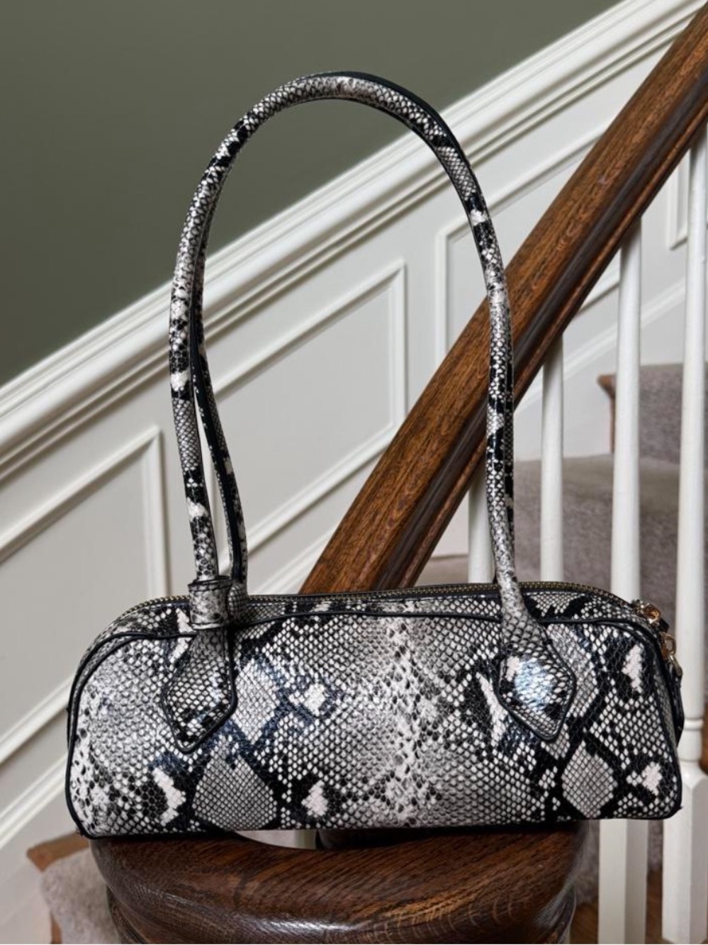 Black & White Snake-Print elongated faux leather Shoulder Bag
